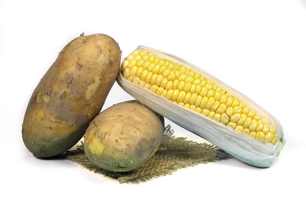 Pannocchia di mais dolce e patate su un quadrato di hessian — Foto Stock