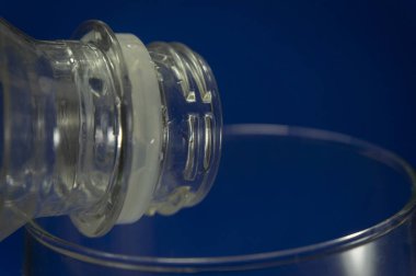 Şeffaf beyaz kullanılmış plastik su şişesi boynu