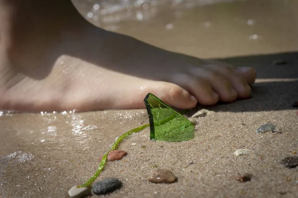 Peligro de vidrios rotos en una playa — Foto de Stock