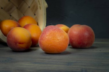 Taze şeftali uçlu hasır sepeti dışarı dökülme