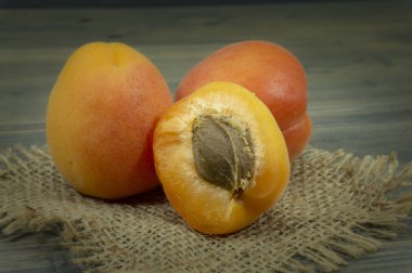 Taze tüm ve dilimlenmiş yarıya kayısı