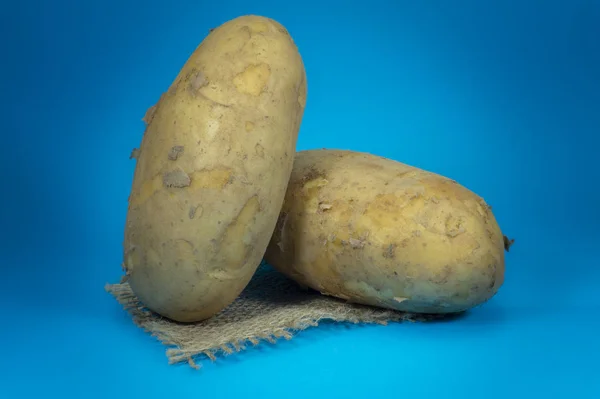 Batatas frescas em um quadrado de hessian — Fotografia de Stock