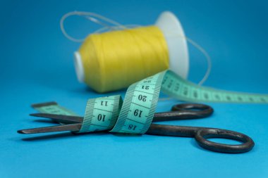 Bant ölçüsüile sarılmış metal makas