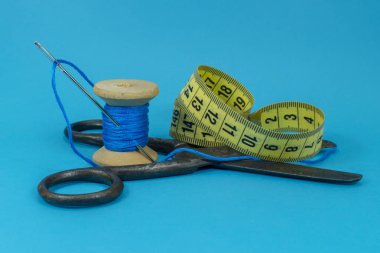 İplik, makas bant ölçüsü ve dikiş iğnesi