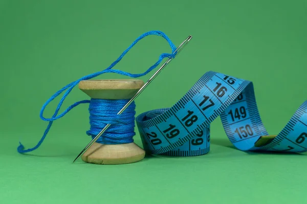 Blå tråd, måttband och synål — Stockfoto