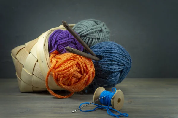 Knitting yarn balls and needles in basket — Stock Photo, Image
