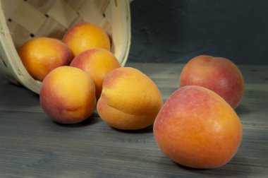 Taze şeftali uçlu hasır sepeti dışarı dökülme