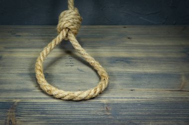 Rüstik ahşap masada Hangman düğümü