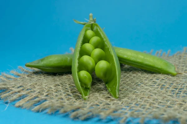 近距离观察黑森织物上的豌豆豆 — 图库照片