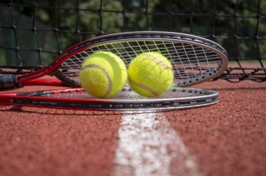 Siyah net, topları ve raket ile Tenis sahnesi