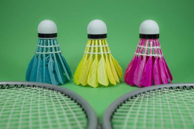 Badminton raketleri ve tüylü mekik