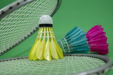 Badminton raketleri ve tüylü mekik