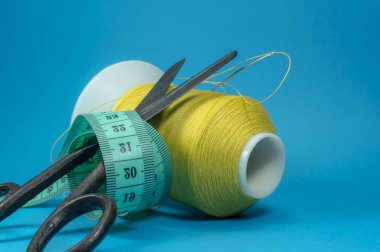 Bant ölçüsüile sarılmış metal makas