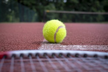 Top, raket ve çizgi ile tenis sahnesi