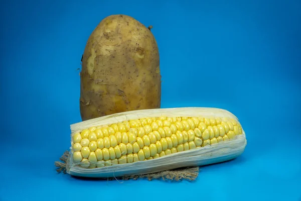 Sweetcorn cob and potato on a square of hessian — Stock Photo, Image