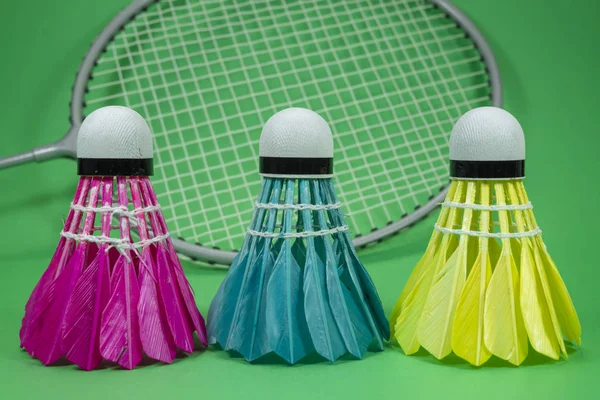 Badminton raketleri ve tüylü mekik — Stok fotoğraf