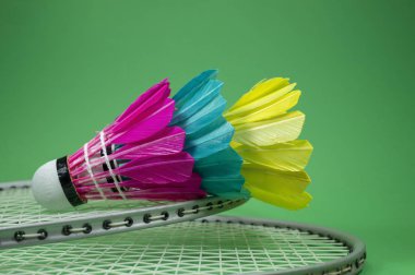 Badminton raketleri ve tüylü mekik