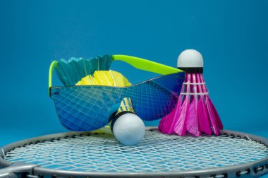 Güneş gözlüğü ile renkli badminton shuttlecock