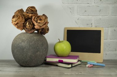 Kitap ve yeşil elma ile okul konseptine geri dön