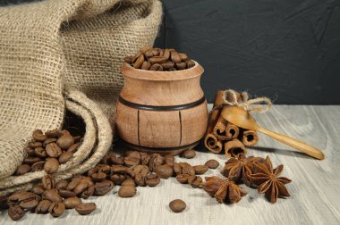 Kahve çekirdekleri, yıldız anason ve tarçın
