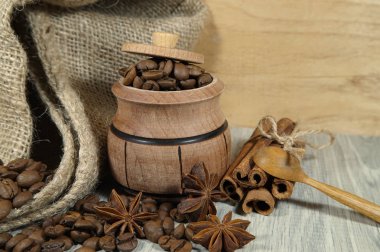 Kahve çekirdekleri, yıldız anason ve tarçın