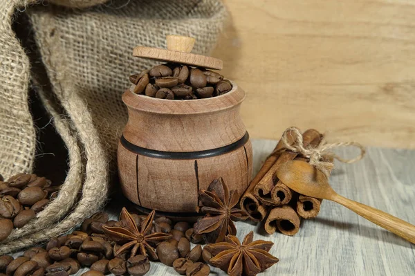 Kahve çekirdekleri, yıldız anason ve tarçın