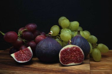 Olgun incir ve üzüm ile taze tropikal meyve