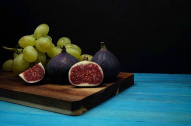 Olgun incir ve üzüm ile taze tropikal meyve