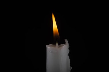 Beyaz mum mum alev yakın