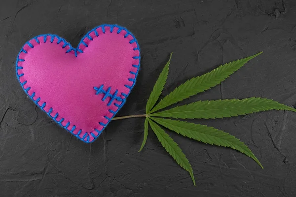 Corazón de fieltro colorido hecho a mano con hoja de marihuana —  Fotos de Stock