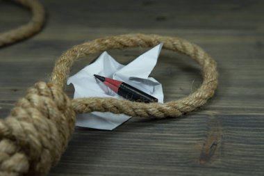 Halat ilmik etrafında parçalanmış kağıt ve kalem