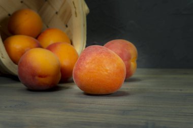 Taze şeftali uçlu hasır sepeti dışarı dökülme