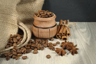 Kahve çekirdekleri, yıldız anason ve tarçın