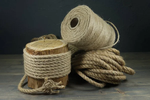 Cuerda de yute y carretes de hilos de arpillera o cordel — Foto de Stock