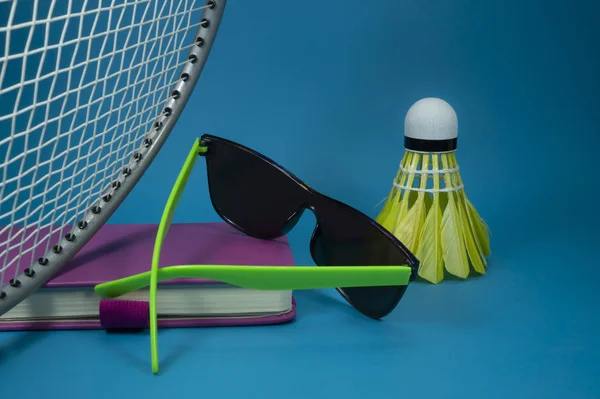 Pollas de lanzadera de bádminton coloridas con gafas de sol —  Fotos de Stock