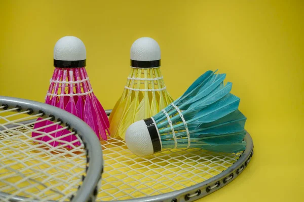 Renkli shuttlecocks ve badminton raketleri