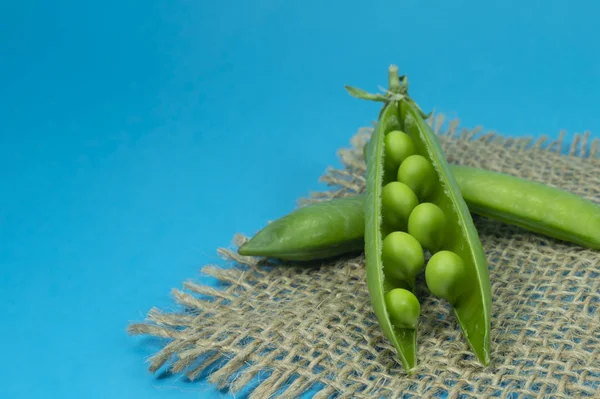 豌豆豆和豌豆在方形质朴的黑森布 — 图库照片