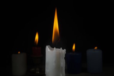 Karanlıkta farklı renklerde mum yakma