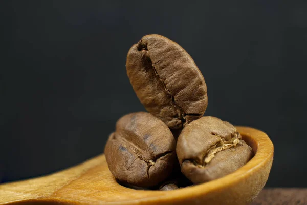 Roasted coffee beans in close up — Stock Photo, Image