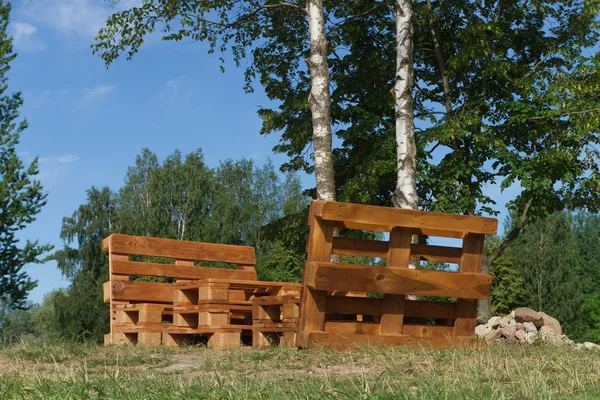 Mesa de madera rústica y bancos en un lago — Foto de Stock