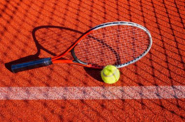 Tenis topu, raket ve açık kortta çizgi