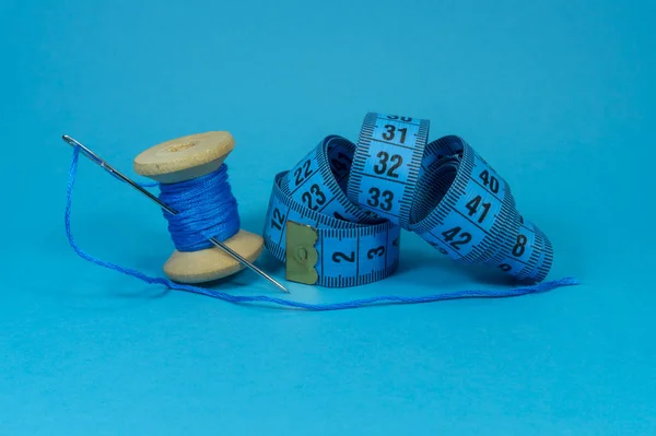 Fio azul, fita métrica e agulha de costura — Fotografia de Stock