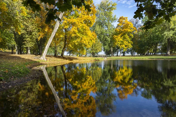 Reflectie van kleurrijke herfstbomen in een meer — Stockfoto