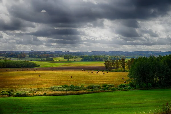 Paysage atmosphérique avec accumulation de nuages orageux — Photo