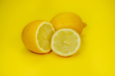 Sarı arka planda tam ve yarı yarıya limon