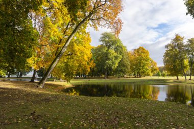 Göldeki renkli sonbahar ağaçlarının yansıması.