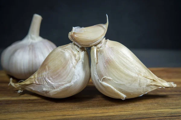 Elephant garlic and regular garlic cloves