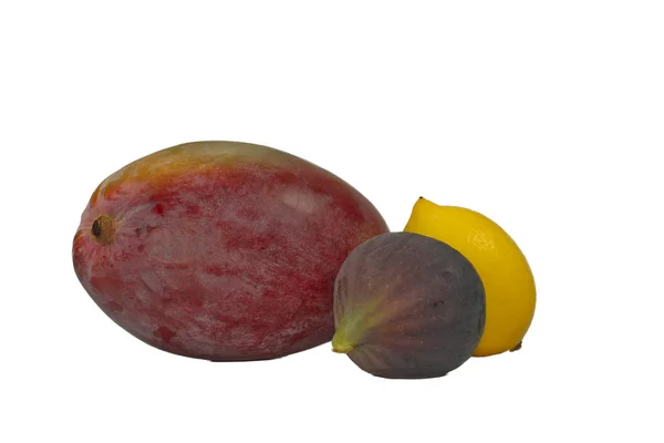 Mango Feige und Zitrone isoliert auf weißem Hintergrund — Stockfoto