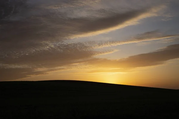 Landscape with the silhouette of a hill at dusk — Stock Photo, Image