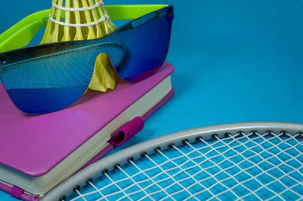 Pollas de lanzadera de bádminton coloridas con gafas de sol —  Fotos de Stock